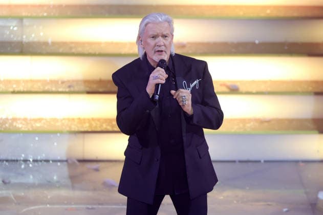 ARD Das Adventsfest der 100 000 Lichter singer Johnny Logan during the ARD TV show Das Adventsfest der 100 000 Lichter on 29 11 2025 in Suhl 20251129SBK0103
