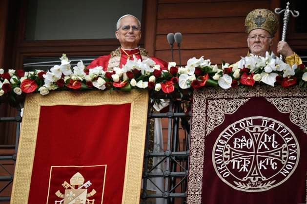 November 30, 2025, Istanbul, Istanbul, Turchia: Pope Leo XIV (L) and Patriarch Bartholomew I (R) perform an ecumenical blessing from the balcony at the Patriarchal Church of Saint George after a Divine Liturgy in Istanbul, Turkey, 30 November 2025. Pope Leo XIV is on his first apostolic journey outside Italy since his election as pontiff, visiting Turkey and Lebanon from 27 November to 02 December. Istanbul Turchia  - ZUMAa289 20251130_zia_a289_020 Copyright: xValeriaxFerrarox