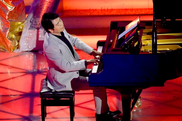 Lang Lang in the ARD TV show Das Adventsfest der 100 000 Lichter 2025 at the Congress Center Suhl Suhl, 29 11 2025 Foto:xAgenturxWehnertx xGränzdörferx xFuturexImagex advendsfest_5198
