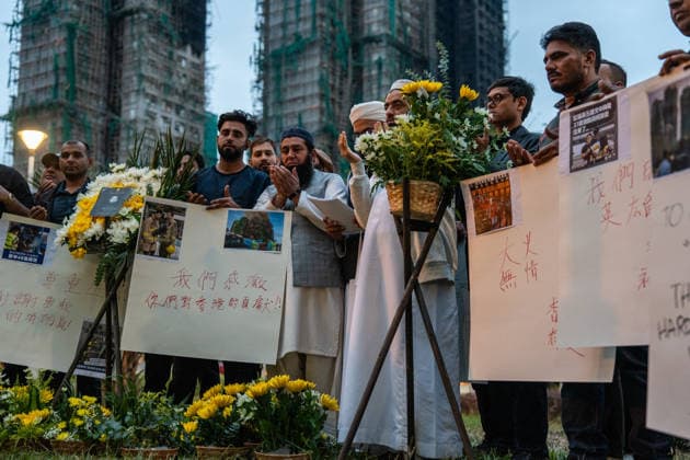 News Bilder des Tages Hong Kong Building Fire A group of mourners praying near Wang Fuk Court housing complex in Tai Po following a deadly fire on November 30, 2025 in Hong Kong. (Photo by Vernon Yuen Nexpher Images) Hong Kong