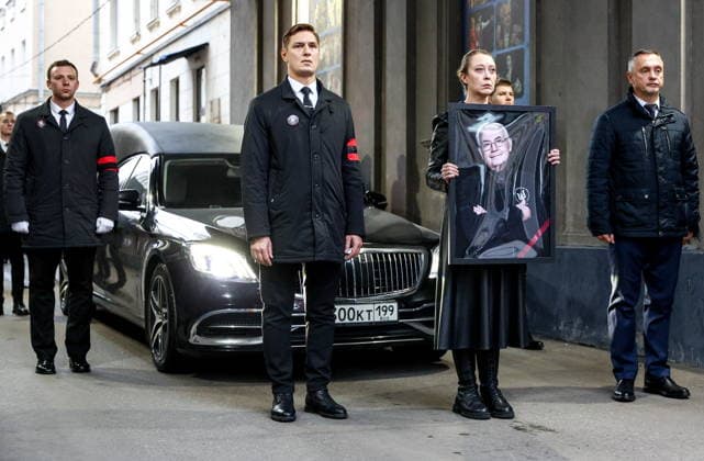 RUSSIA, MOSCOW - NOVEMBER 30, 2025: A funeral procession is held after a farewell ceremony for the late actor Vsevolod Shilovsky at Shilovsky Moscow Theatre Studio. Vsevolod Shilovsky passed away on 26 November 2025 at the age of 87. Moscow Russia  - ZUMAt113 20251130_zaa_t113_176 Copyright: xSergeixBulkinx