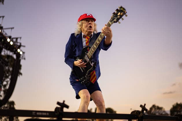 Entertainment Bilder des Tages November 30, 2025, Adelaide, South Australia, Australia: AC DC Lead guitarist ANGUS YOUNG on Sunday at the BP Ultimate Adelaide Grand Final. Adelaide Australia - ZUMAf186 20251130_zsp_f186_122 Copyright: xJamesxForresterx
