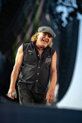 November 30, 2025, Adelaide, South Australia, Australia: AC DC Lead singer BRIAN JOHNSON on Sunday at the BP Ultimate Adelaide Grand Final. Adelaide Australia - ZUMAf186 20251130_zsp_f186_128 Copyright: xJamesxForresterx