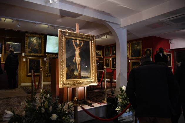 Rubens Painting Christ on the Cross Sold for Ä2.3 Million - Versailles The painting Christ on the Cross (Le Christ en croix, 1614–1615) by Flemish master Peter Paul Rubens was sold for Ä2.3 million at an auction in Versailles, France, on November 30, 2025. After being found in a private Paris mansion, the painting shocked the art world and drew major attention from international collectors, museums, and historians. Photo by Florian Poitout ABACAPRESS.COM Versailles France  Copyright: xPoitoutxFlorian ABACAx