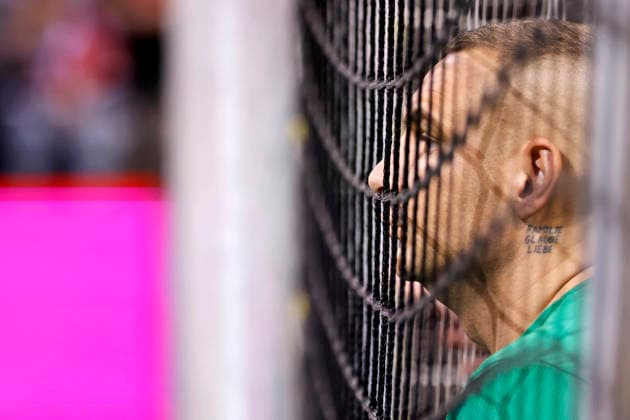 Singer Pietro Lombardi Team Young Bafana looks through a net at Telekom Starkick 2025 in the Telekom Dome Numerous soccer legends, celebrities, influencers and stars kicked for a good cause on the small pitch Bonn, 30 11 2025 NRW Germany Copyright: xChristophxHardtx
