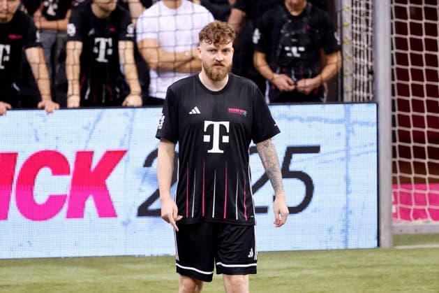 Influencer Anton Rinas Viscabarca Team Komm Mit at Telekom Starkick 2025 in the Telekom Dome Numerous soccer legends, celebrities, influencers and stars kicked for a good cause on the small pitch Bonn, 30 11 2025 NRW Germany Copyright: xChristophxHardtx
