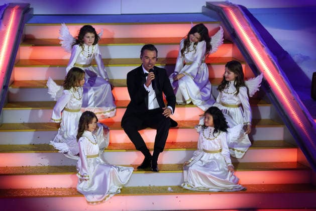 The Advent Festival of 100,000 Lights 2025 Presenter Florian Silbereisen sits on the stairs with the angel children The Advent Festival of 100,000 Lights 2025 ARD ORF Show from 29 11 2025 at the Congress Center Suhl Thuringia, Germany