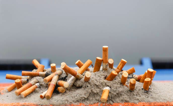 Zigaretten Nahaufnahme von Zigarettenstummeln, die in Asche und Sand stecken, 27.11.2025. Scharbeutz Schleswig-Holstein Deutschland *** Cigarettes Close-up of cigarette butts stuck in ash and sand, 27 11 2025 Scharbeutz Schleswig Holstein Germany