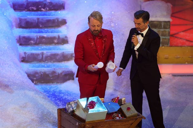 Das Adventsfest der 100 000 Lichter 2025 host Florian Silbereisen with Ross Antony holding an electric toilet brush Das Adventsfest der 100 000 Lichter 2025 ARD ORF Show from 29 11 2025 at Congress Center Suhl Thuringia, Germany