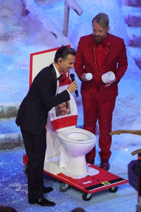 Das Adventsfest der 100 000 Lichter 2025 Presenter Florian Silbereisen with Ross Antony in front of a toilet bowl with a picture of Ross Antony on the lid Das Adventsfest der 100 000 Lichter 2025 ARD ORF Show from 29 11 2025 at Congress Center Suhl Thuringia, Germany