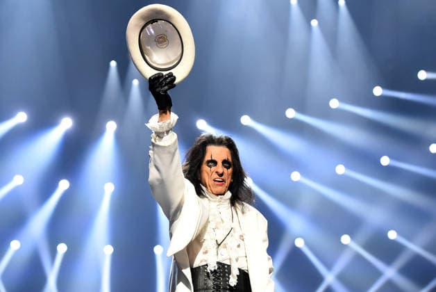 Night of the Proms 2025 am 30.11.2025 in der Rudolf Weber-Arena in Oberhausen Alice Cooper Die Night of the Proms ist eine Konzertreihe des Antwerp Philharmonic Orchestra unter der Leitung von Alexandra Arrieche, bei der klassische Musik mit Popmusik zusammentrifft. Nordrhein-Westfalen Deutschland