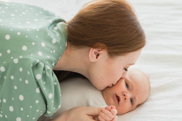 Glückliche Familie zu Hause. Mutter spielt mit kleinen Kleinkind Kind auf dem Bett. Mom Baby entspannen spielen Spaß haben zusammen. Mutter schaut auf Baby mit Liebe Pflege. Mutter von Stillen Baby Ruhe im Wohnzimmer. Glückliche Familie zu Hause. Mutter spielt mit kleinen Kleinkind Kind auf dem Bett. Mom Baby entspannen spielen Spaß haben zusammen. Mutter schaut auf Baby mit Liebe Pflege. Mutter von Stillen Baby Ruhe im Wohnzimmer. (License=RF) ,model released, Symbolfoto Copyright: xZoonar.com IuliiaxZavalishinax 24298384 ,model released, Symbolfoto ,property released