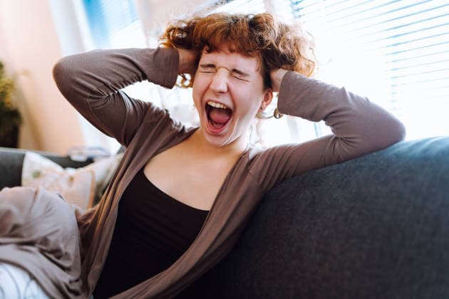 Porträt einer jungen Frau, die auf dem Sofa sitzt und gähnt Porträt einer jungen Frau, die auf dem Sofa sitzt und gähnt (License=RF) ,model released, Symbolfoto Copyright: xZoonar.com stefaniax 24298944 ,model released, Symbolfoto ,property released