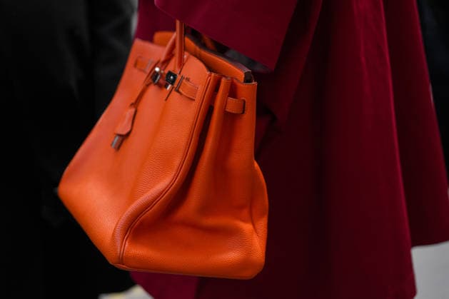 Paris, Frankreich - 4. Oktober 2025: Ein Mann trägt eine orangefarbene Birkin-Tasche von Hermes. Mode Outfit Handtasche Details, Street Style Look Paris, France - October, 4, 2025: Man wears Hermes orange Birkin bag. Fashion outfit handbag details, street style look accessories, luxury leather accessory (License=RM) Copyright: xZoonar.com IgorxZakirovx 24311025