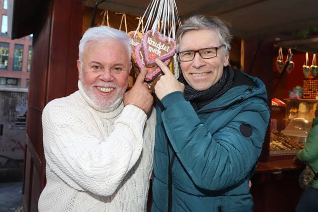 Visit to the Barmbek Christmas market Taco Ockerse, Thorsten Laussch, Taco Ockerse Dutch pop singer, Puttin™ on the Ritz Thorsten Laussch actor, TV and radio presenter visits the Barmbek Christmas market and then the Retro Spiele Club playable computer games museum in Fuhksbuettler Strasse , Hamnburg, 30 11 2025 Copyright: xEventpressxBecherx
