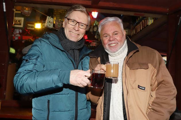 Visit to the Barmbek Christmas market Taco Ockerse, Thorsten Laussch, Taco Ockerse Dutch pop singer, Puttin™ on the Ritz Thorsten Laussch actor, TV and radio presenter visits the Barmbek Christmas market and then the Retro Spiele Club playable computer games museum in Fuhksbuettler Strasse , Hamnburg, 30 11 2025 Copyright: xEventpressxBecherx