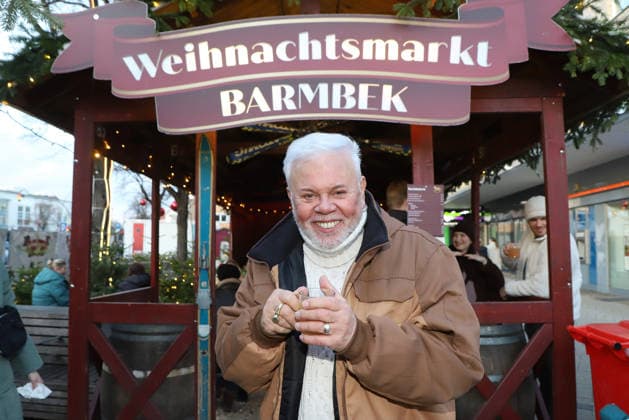 Visit to the Barmbek Christmas market Taco Ockerse, Taco Ockerse Dutch pop singer, Puttin™ on the Ritz Thorsten Laussch Actor, TV and radio presenter visits the Barmbek Christmas market and then the Retro Spiele Club playable computer games museum in Fuhksbuettler Strasse , Hamnburg, 30 11 2025 Copyright: xEventpressxBecherx