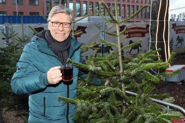 Visit to the Barmbek Christmas market Thorsten Laussch, Taco Ockerse Dutch pop singer, Puttin™ on the Ritz Thorsten Laussch actor, TV and radio presenter visit the Barmbek Christmas market and then the Retro Spiele Club playable computer games museum in Fuhksbuettler Strasse , Hamnburg, 30 11 2025 Copyright: xEventpressxBecherx