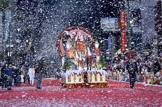 93rd Hollywood Christmas Parade in California CALIFORNIA, UNITED STATES - NOVEMBER 30: Cortney Lofton as Santa Clause greets the crowd at the 93rd Hollywood Christmas Parade in Hollywood of Los Angeles, California, United States on November 30, 2025. Tayfun Coskun Anadolu California United States. Editorial use only. Please get in touch for any other usage.  Copyright: x2025xAnadoluxTayfunxCoskunx