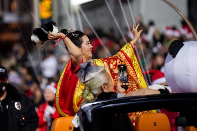 HOLLYWOOD, CALIFORNIA - NOVEMBER 30: A woman wearing Chinese Tang suit throws a panda toy to the crowd during the 93rd Annual Hollywood Christmas Parade on November 30, 2025 in Hollywood, California.  Copyright: xVCGx 111606900230