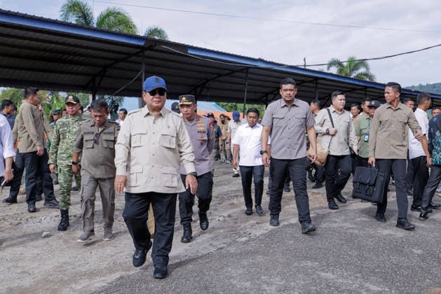 Indonesian President Prabowo Subianto inspects flash flood site in North Sumatra NORTH SUMATRA, INDONESIA - DECEMBER 1: Indonesian President Prabowo Subianto inspects the flash flood disaster location in Central Tapanuli, North Sumatra, Indonesia on December 1, 2025. Based on data from the National Disaster Management Agency (BNPB) until Sunday (30 11) evening, the number of victims who died and missing in the disaster in North Sumatra continued to increase, the death toll was 217 people, the number of victims who were missing was 209 people. Riski Cahyadi Anadolu North Sumatra Indonesia. Editorial use only. Please get in touch for any other usage.  Copyright: x2025xAnadoluxRiskixCahyadix