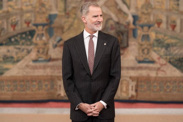 Felipe VI presents the XIX Kingdom of Spain Award for Business Career to the honorary president of Galletas Gullón King Felipe VI during the award ceremony of the IX Kingdom of Spain Award for Business Career, at the Royal Palace of El Pardo, on December 1, 2025, in Madrid Spain In this edition the award was presented to the honorary president of Galletas Gullón, María Teresa Rodríguez, a company that was founded in 1892 and which she managed since 1983, after the death of her husband, José Manuel Gullón, until her retirement in 2019 Galletas Gullón is today the only family-owned biscuit company that remains in the sector with a turnover of over 300 million euros per year and a presence in more than 120 countries In addition to her outstan  Copyright: xDiegoxRadamÃ sx 7139772