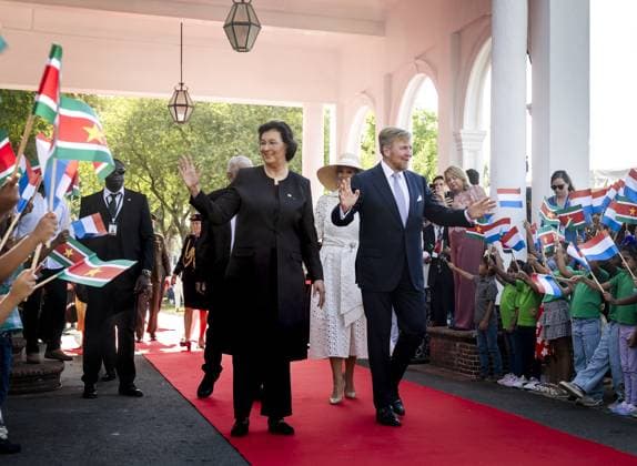 PARAMARIBO Surinamese President Jennifer Geerlings-Simons and her husband welcomed King Willem-Alexander and Queen Maxima at the Presidential Palace with an official welcome ceremony. The royal couple were on a three-day state visit to Suriname at the president s invitation. ANP REMKO DE WAAL netherlands out - belgium out  Copyright: xx x543576822x originalFilename: 543576822.jpg
