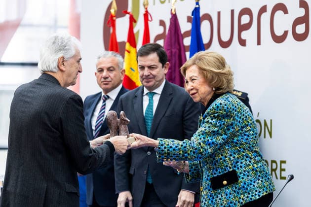 Queen Sofia presides over the presentation of the VIII edition of the Evolution Awards and the I edition of the Emiliano Aguirre Award in Burgos Queen Sofia presents an award during the presentation of the VIII edition of the Evolution Awards and the I edition of the Emiliano Aguirre Award, at the Museum of Human Evolution, on December 1, 2025, in Burgos, Castilla Leon Spain The Evolution Awards and the Emiliano Aguirre Award, organized by the Atapuerca Foundation, recognize relevant trajectories and contributions in the field of human evolution, research and scientific dissemination 01 DECEMBER 2025 Tomá Burgos, Castilla Leon Burgos, Castilla Leon Spain Copyright: xTomasxAlonsox 7140630