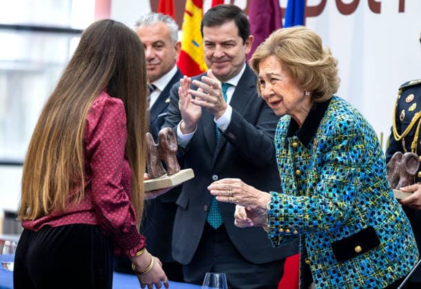 Queen Sofia presides over the presentation of the VIII edition of the Evolution Awards and the I edition of the Emiliano Aguirre Award in Burgos Queen Sofia presents an award during the presentation of the VIII edition of the Evolution Awards and the I edition of the Emiliano Aguirre Award, at the Museum of Human Evolution, on December 1, 2025, in Burgos, Castilla Leon Spain The Evolution Awards and the Emiliano Aguirre Award, organized by the Atapuerca Foundation, recognize relevant trajectories and contributions in the field of human evolution, research and scientific dissemination 01 DECEMBER 2025 Tomá Burgos, Castilla Leon Burgos, Castilla Leon Spain Copyright: xTomasxAlonsox 7140631
