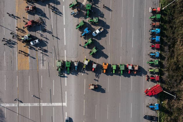 Farmers block Athens-Thessaloniki Highway in protest over delayed compensation ATHENS, GREECE - DECEMBER 1: Farmers block the Athens-Thessaloniki National Highway, with tractors to protest against delayed compensation payments in the direction of Athens, Greece on December 1, 2025. Konstantinos Tsakalidis Anadolu Athens Greece. Editorial use only. Please get in touch for any other usage.  Copyright: x2025xAnadoluxKonstantinosxTsakalidisx