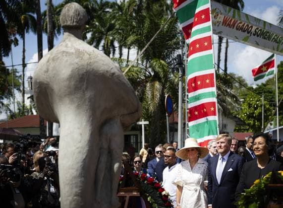 PARAMARIBO - King Willem-Alexander and Queen Maxima lay a wreath at the statue of Mama Sranan, which symbolizes Mother Suriname. The royal couple were on a three-day state visit to Suriname at the invitation of President Jennifer Geerlings-Simons. ANP REMKO DE WAAL netherlands out - belgium out  Copyright: xx x543584404x originalFilename: 543584404.jpg