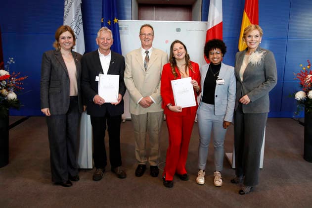 Yael Braun Pivet and Julia Klöckner with the prizewinners at the award ceremony for the French-German Parliament Prize 2025 in the Reichstag building Berlin, 01 12 2025 Foto:xAgenturxWehnertx xGränzdörferx xFuturexImagex parlmentspreis_5215