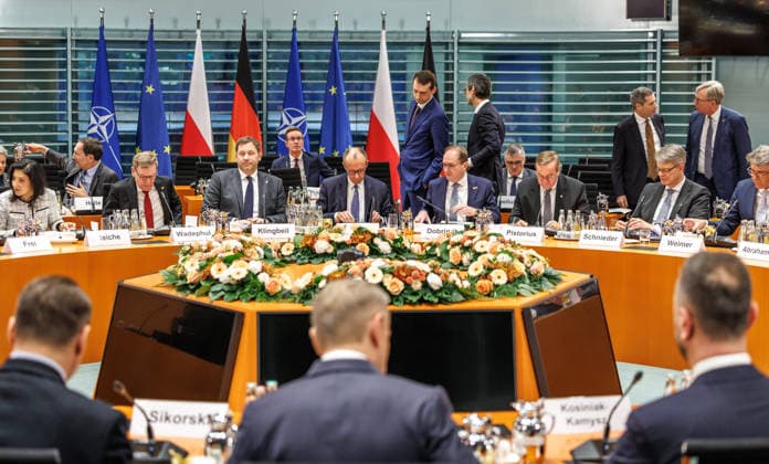 Auftaktbilder zu Beginn der Plenarsitzung der 17. Deutsch-Polnischen Regierungskonsultationen Auftaktbilder zu Beginn der Plenarsitzung der 17. Deutsch-Polnischen Regierungskonsultationen in Berlin am 01.12.2025. Bundeskanzler Friedrich Merz (CDU) spricht zu den Anwesenden. Berlin Berlin Deutschland Kanzleramt *** Opening pictures at the beginning of the plenary session of the 17 German-Polish intergovernmental consultations Opening pictures at the beginning of the plenary session of the 17 German-Polish intergovernmental consultations in Berlin on 01 12 2025 Federal Chancellor Friedrich Merz CDU addresses the audience Berlin Berlin Germany Chancellery