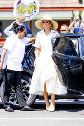 Paramaribo, The Netherlands, 2025-12-01 11:33:27 PARAMARIBO, December 1, 2025, Mama Sranan. King Willem-Alexander and Queen Maxima are paying a state visit to the Republic of Suriname at the invitation of President Jennifer Geerlings-Simons. King Willem-Alexander and Queen Maxima lay a wreath at the statue of Mama Sranan, which symbolizes Mother Suriname. The statue depicts a woman holding five children, who represent the ethnic groups of Suriname. PHOTO: NLBeeld Patrick van Emst Credit: NL Beeld Patrick van Emst  Copyright: xx x