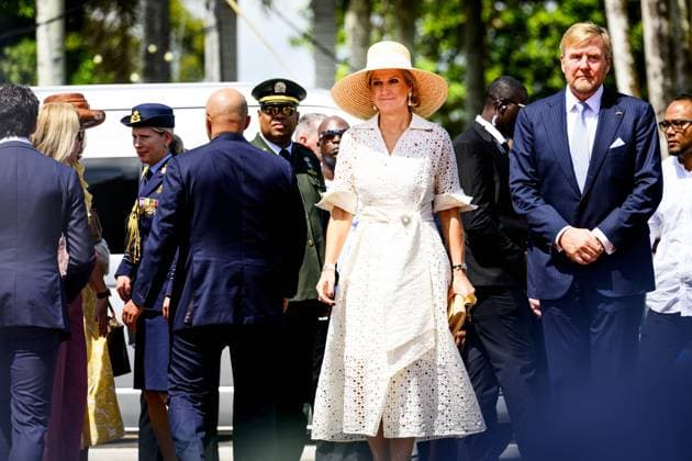 Paramaribo, The Netherlands, 2025-12-01 11:33:48 PARAMARIBO, December 1, 2025, Mama Sranan. King Willem-Alexander and Queen Maxima are paying a state visit to the Republic of Suriname at the invitation of President Jennifer Geerlings-Simons. King Willem-Alexander and Queen Maxima lay a wreath at the statue of Mama Sranan, which symbolizes Mother Suriname. The statue depicts a woman holding five children, who represent the ethnic groups of Suriname. PHOTO: NLBeeld Patrick van Emst Credit: NL Beeld Patrick van Emst  Copyright: xx x