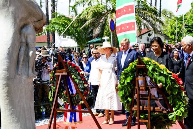 Paramaribo, The Netherlands, 2025-12-01 11:34:42 PARAMARIBO, December 1, 2025, Mama Sranan. King Willem-Alexander and Queen Maxima are paying a state visit to the Republic of Suriname at the invitation of President Jennifer Geerlings-Simons. King Willem-Alexander and Queen Maxima lay a wreath at the statue of Mama Sranan, which symbolizes Mother Suriname. The statue depicts a woman holding five children, who represent the ethnic groups of Suriname. PHOTO: NLBeeld Patrick van Emst Credit: NL Beeld Patrick van Emst  Copyright: xx x