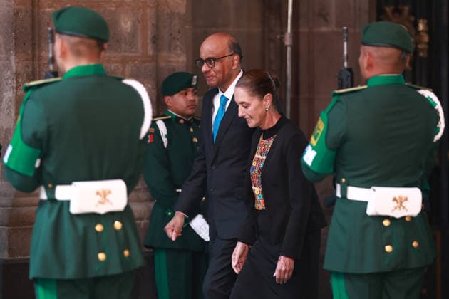 Welcoming ceremony for the President of Singapore Tharman Shanmugaratnam in Mexico MEXICO CITY, MEXICO - DECEMBER 01: President of Singapore Tharman Shanmugaratnam (L) and Mexican President Claudia Sheinbaum (R) attend an official welcoming ceremony, at the National Palace, in Mexico City, Mexico on December 01, 2025. Daniel Cardenas Anadolu Mexico City Mexico. Editorial use only. Please get in touch for any other usage.  Copyright: x2025xAnadoluxDanielxCardenasx
