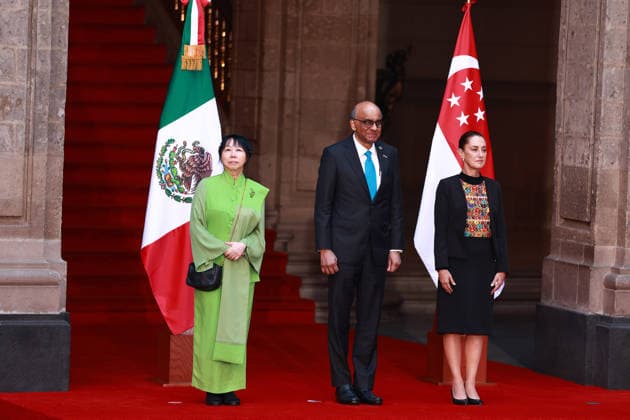 Welcoming ceremony for the President of Singapore Tharman Shanmugaratnam in Mexico MEXICO CITY, MEXICO - DECEMBER 01: President of Singapore Tharman Shanmugaratnam (C) accompanied by his wife Jane Ittogi (L) and Mexican President Claudia Sheinbaum (R) attend an official welcoming ceremony, at the National Palace, in Mexico City, Mexico on December 01, 2025. Daniel Cardenas Anadolu Mexico City Mexico. Editorial use only. Please get in touch for any other usage.  Copyright: x2025xAnadoluxDanielxCardenasx