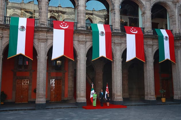 Welcoming ceremony for the President of Singapore Tharman Shanmugaratnam in Mexico MEXICO CITY, MEXICO - DECEMBER 01: President of Singapore Tharman Shanmugaratnam (C) accompanied by his wife Jane Ittogi (L) and Mexican President Claudia Sheinbaum (R) attend an official welcoming ceremony, at the National Palace, in Mexico City, Mexico on December 01, 2025. Daniel Cardenas Anadolu Mexico City Mexico. Editorial use only. Please get in touch for any other usage.  Copyright: x2025xAnadoluxDanielxCardenasx