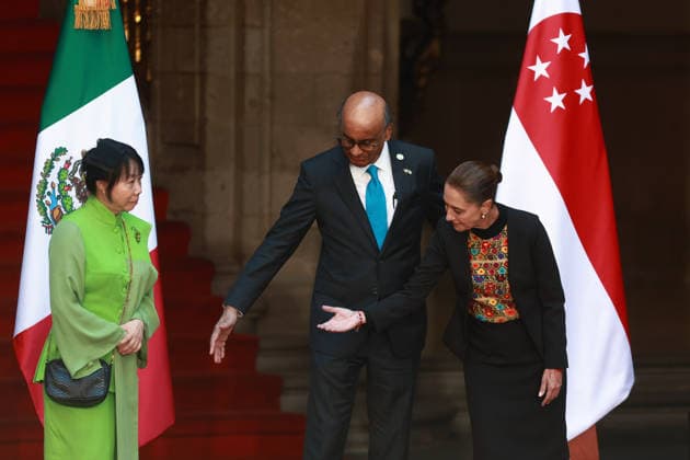 Welcoming ceremony for the President of Singapore Tharman Shanmugaratnam in Mexico MEXICO CITY, MEXICO - DECEMBER 01: President of Singapore Tharman Shanmugaratnam (C) accompanied by his wife Jane Ittogi (L) and Mexican President Claudia Sheinbaum (R) attend an official welcoming ceremony, at the National Palace, in Mexico City, Mexico on December 01, 2025. Daniel Cardenas Anadolu Mexico City Mexico. Editorial use only. Please get in touch for any other usage.  Copyright: x2025xAnadoluxDanielxCardenasx