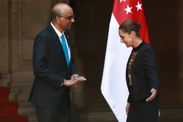 Welcoming ceremony for the President of Singapore Tharman Shanmugaratnam in Mexico MEXICO CITY, MEXICO - DECEMBER 01: President of Singapore Tharman Shanmugaratnam (L) and Mexican President Claudia Sheinbaum (R) attend an official welcoming ceremony, at the National Palace, in Mexico City, Mexico on December 01, 2025. Daniel Cardenas Anadolu Mexico City Mexico. Editorial use only. Please get in touch for any other usage.  Copyright: x2025xAnadoluxDanielxCardenasx