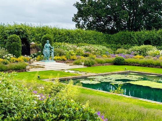 Kensington Palace, London, UK - 22 Jul 2024 Statue of Diana, Princess of Wales at Kensington Palace, a royal residence in the Kensington Gardens, Kensington and Chelsea in London, England. From the 17th century it was a residence of the British royal family. London UK  Copyright: xMischaxSchoemakerx