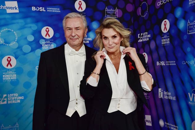 40. Jahre -KÜNSTLER GEGEN AIDS Ð DIE GALA 2025 KÜNSTLER GEGEN AIDS Ð DIE GALA 2025 Klaus Wowereit, KIm Fisher Ankunft, roter Teppich zum Jubiläum KÜNSTLER GEGEN AIDS Ð DIE GALA 2025 Benefizgala zum 40-jährigen Jubiläum der Berliner Aids-Hilfe e.V. im TDW in Berlin am 01.12.2025 *** 40 years of ARTISTS AGAINST AIDS Ð THE GALA 2025 ARTISTS AGAINST AIDS Ð THE GALA 2025 Klaus Wowereit, KIm Fisher Arrival, red carpet for the anniversary ARTISTS AGAINST AIDS Ð THE GALA 2025 Benefit Gala for the 40th anniversary of Berliner Aids Hilfe e V at TDW in Berlin on 01 12 2025 Photopress Mueller
