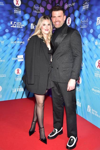 40 years ARTISTS AGAINST AIDS Ð THE GALA 2025 ARTISTS AGAINST AIDS Ð THE GALA 2025 Jay Khans with girlfriend Jessie Noe Scheuermann Arrival, red carpet for the anniversary ARTISTS AGAINST AIDS Ð THE GALA 2025 Benefit Gala for the 40th anniversary of Berliner Aids Hilfe e V at TDW in Berlin on 01 12 2025 Photopress Mueller