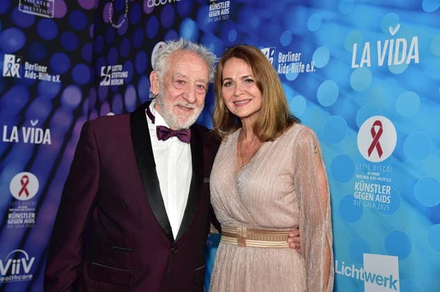 40 years of ARTISTS AGAINST AIDS Ð THE GALA 2025 ARTISTS AGAINST AIDS Ð THE GALA 2025 Dieter Hallervorden with wife Christiane Zander Arrival, red carpet for the anniversary ARTISTS AGAINST AIDS Ð THE GALA 2025 Benefit Gala for the 40th anniversary of Berliner Aids Hilfe e V at TDW in Berlin on 01 12 2025 Photopress Mueller