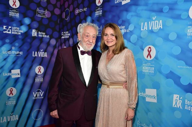 40 years of ARTISTS AGAINST AIDS Ð THE GALA 2025 ARTISTS AGAINST AIDS Ð THE GALA 2025 Dieter Hallervorden with wife Christiane Zander Arrival, red carpet for the anniversary ARTISTS AGAINST AIDS Ð THE GALA 2025 Benefit Gala for the 40th anniversary of Berliner Aids Hilfe e V at TDW in Berlin on 01 12 2025 Photopress Mueller