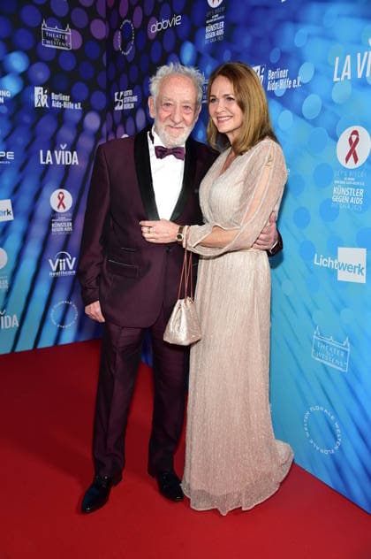 40 years of ARTISTS AGAINST AIDS Ð THE GALA 2025 ARTISTS AGAINST AIDS Ð THE GALA 2025 Dieter Hallervorden with wife Christiane Zander Arrival, red carpet for the anniversary ARTISTS AGAINST AIDS Ð THE GALA 2025 Benefit Gala for the 40th anniversary of Berliner Aids Hilfe e V at TDW in Berlin on 01 12 2025 Photopress Mueller
