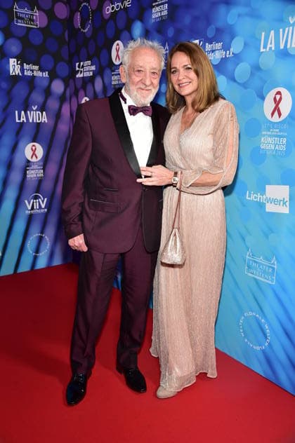40 years of ARTISTS AGAINST AIDS Ð THE GALA 2025 ARTISTS AGAINST AIDS Ð THE GALA 2025 Dieter Hallervorden with wife Christiane Zander Arrival, red carpet for the anniversary ARTISTS AGAINST AIDS Ð THE GALA 2025 Benefit Gala for the 40th anniversary of Berliner Aids Hilfe e V at TDW in Berlin on 01 12 2025 Photopress Mueller