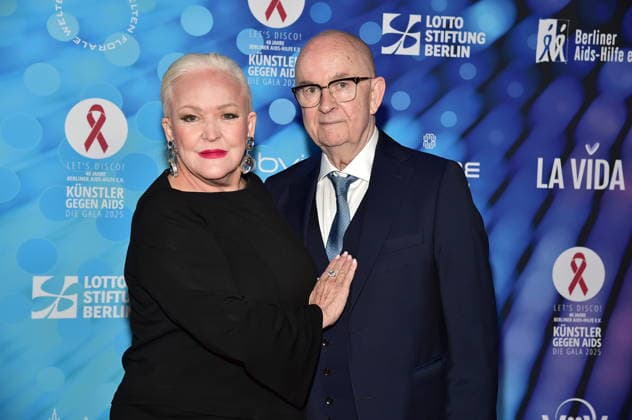 40 years of ARTISTS AGAINST AIDS Ð THE GALA 2025 ARTISTS AGAINST AIDS Ð THE GALA 2025 Angelika MIlster with husband Andre Bauer, arrival, red carpet for the anniversary ARTISTS AGAINST AIDS Ð THE GALA 2025 Benefit Gala for the 40th anniversary of Berliner Aids Hilfe e V at TDW in Berlin on 01 12 2025 Photopress Mueller