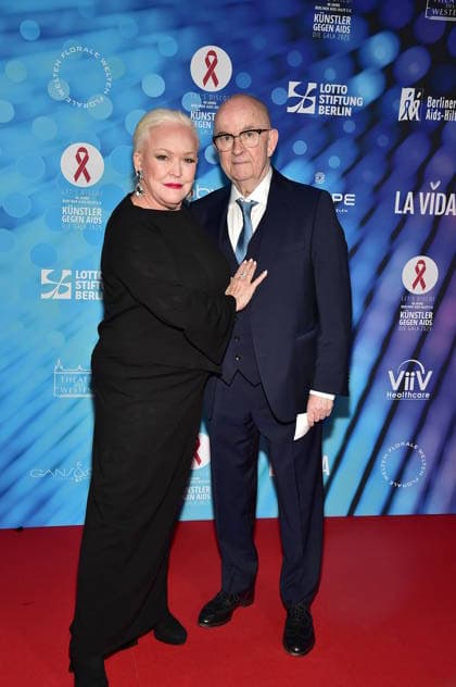 40 years of ARTISTS AGAINST AIDS Ð THE GALA 2025 ARTISTS AGAINST AIDS Ð THE GALA 2025 Angelika MIlster with husband Andre Bauer, arrival, red carpet for the anniversary ARTISTS AGAINST AIDS Ð THE GALA 2025 Benefit Gala for the 40th anniversary of Berliner Aids Hilfe e V at TDW in Berlin on 01 12 2025 Photopress Mueller